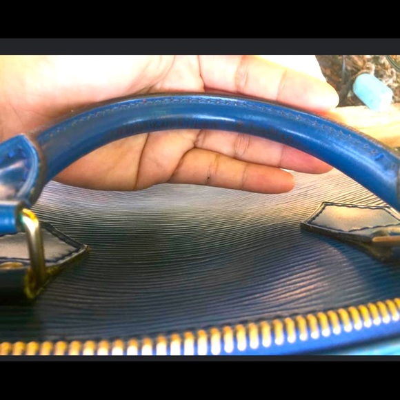 Authentic LV epi leather in speedy 30. - Picture 6 of 7